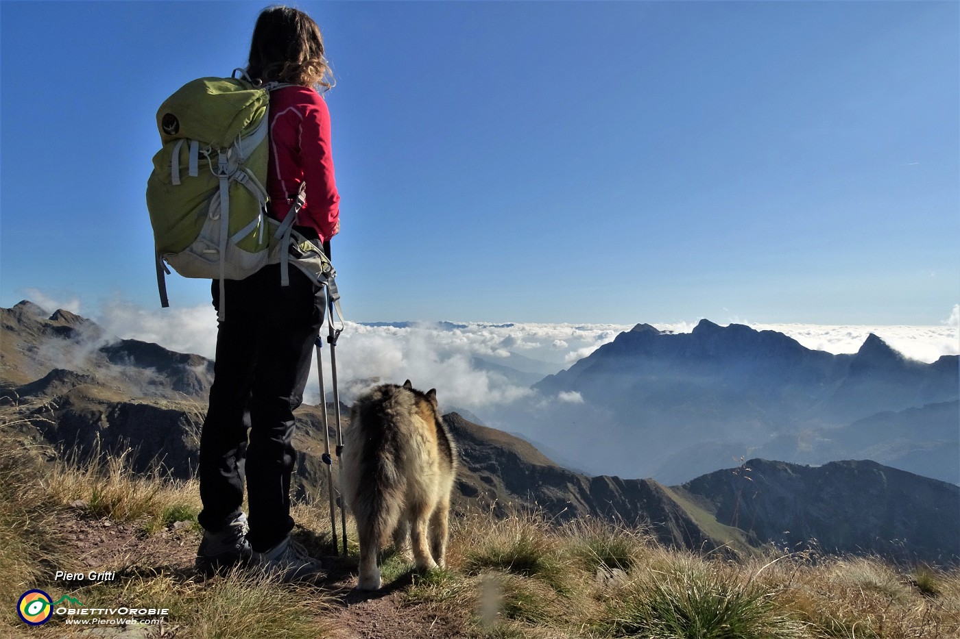 37 Bella vista panoramica dalla sella sulla cresta per il Pietra Quadra.JPG -                                